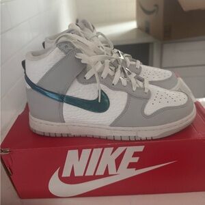 Nike shoes wore twice really good condition